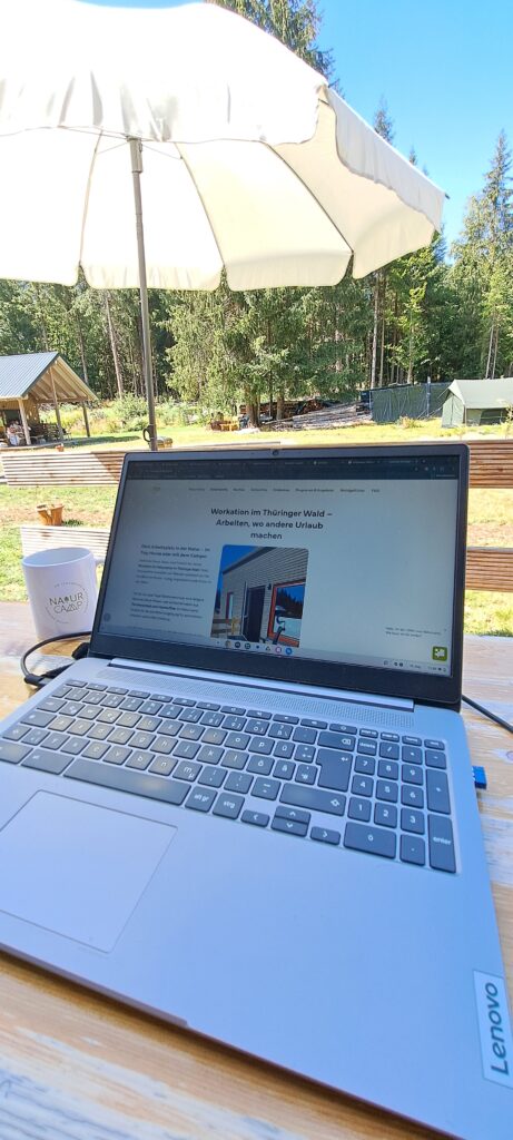 Workation im Thüringer Wald 10 PC auf Terrasse mit Blick ins Naturcamp