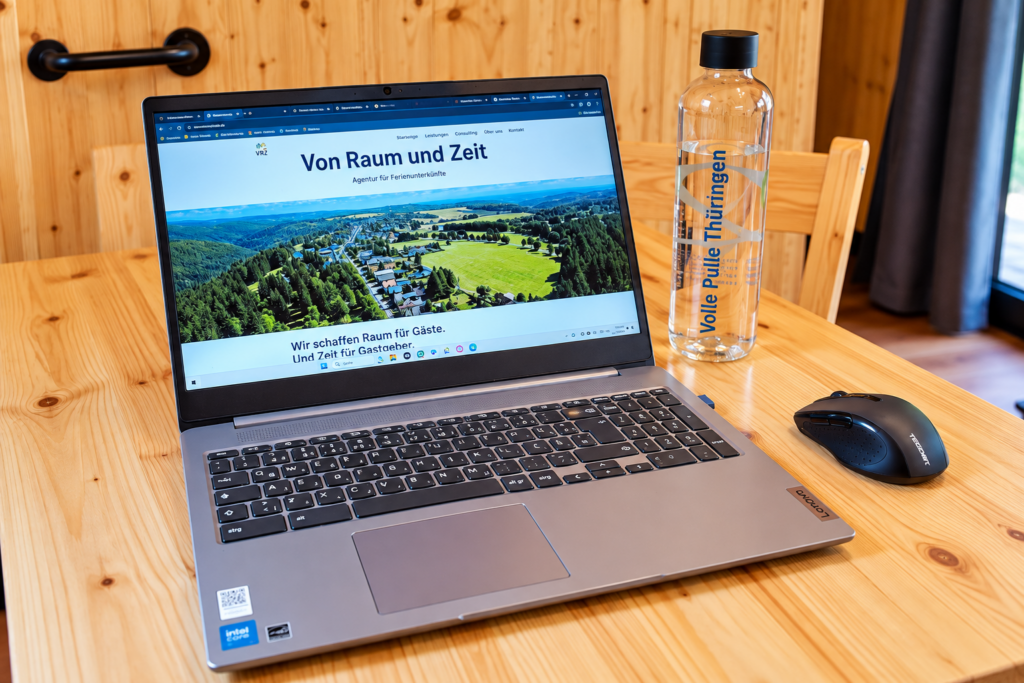 Workation im Thüringer Wald 4 Labtop auf Tisch in Haus