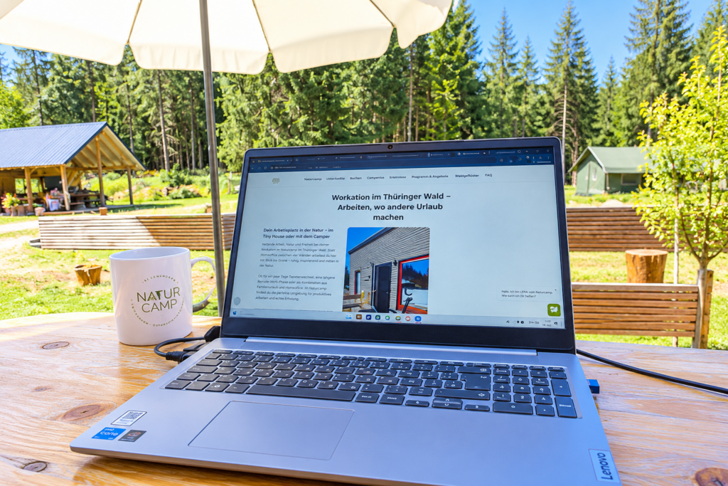 Workation im Thüringer Wald 9 Tablet auf Terrase mit Blick ins Naturcamp